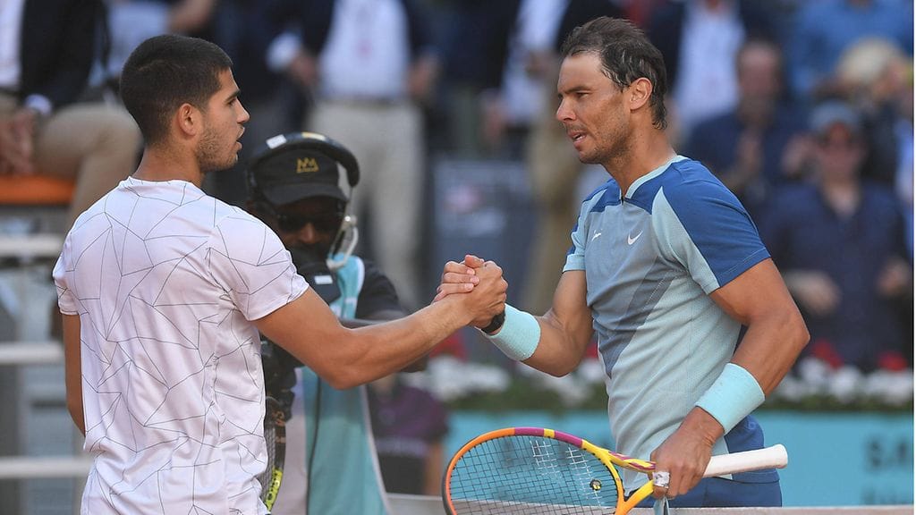 Carlos Alcaraz (vas.) onnistui päihittämään Rafael Nadalin.