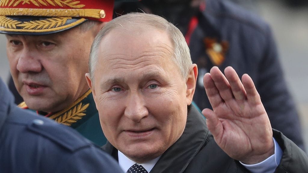 Vladimir Putin lähikuvassa Sergei Shoigun kanssa voitonpäivän paraatissa 9. toukokuuta.