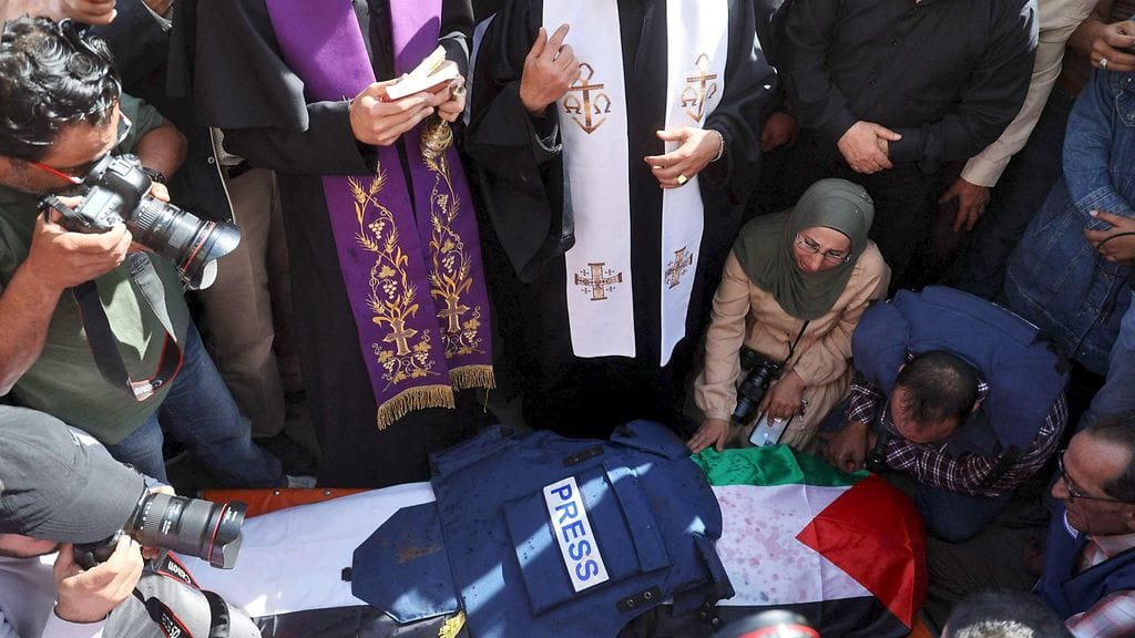 Toimittaja Abu Akleh kuoli Jeninin pakolaisleirissä, kun hän oli raportoimassa Israelin joukkojen ratsiasta. Hänellä oli yllään toimittajien käyttämä press-huomioliivi, luotiliivi ja kypärä.