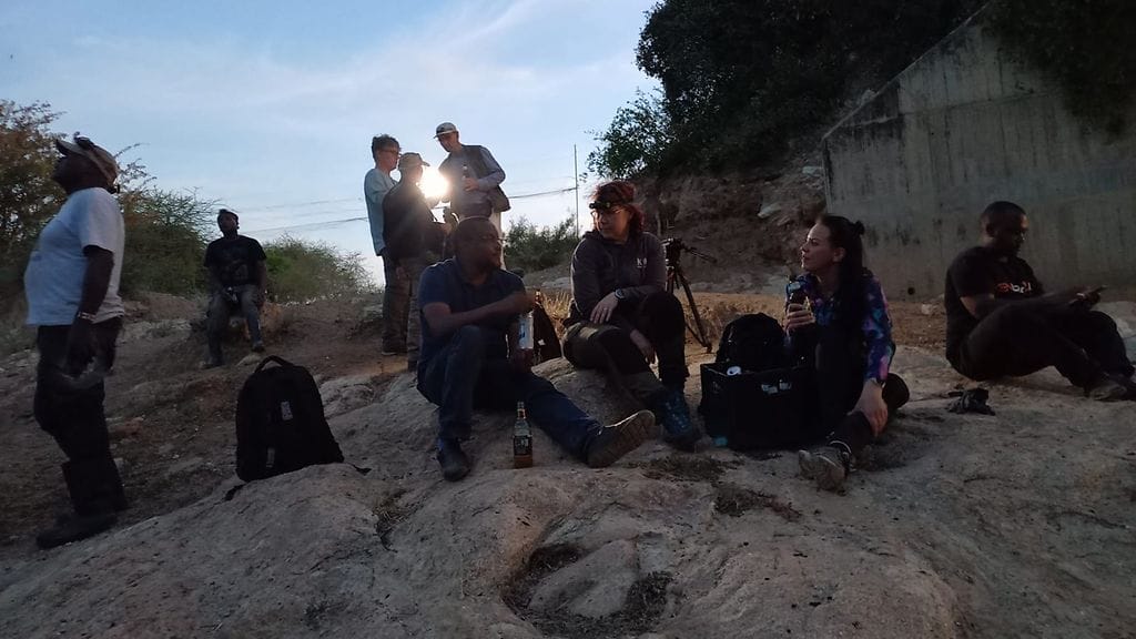 Tutkijoita ja avustajia tauolla Taitavuorilla Keniassa toukokuussa 2022.