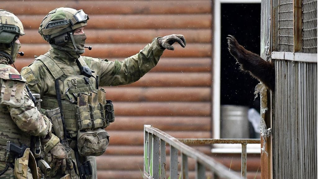 LK 19.5.2022 Venäläinen sotamies vilkutti karhulle Mariupolin eläintarhassa eilen 18.5.2022.