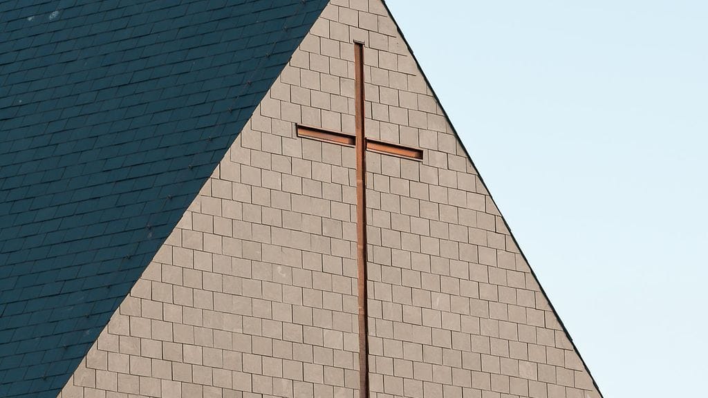 Esimerkiksi sote-uudistuksesta johtuva kirkollisveron kasvu ja hyväntekeväisyyteen osallistuminen muiden järjestöjen kautta saattoivat vaikuttaa ihmisten eroamispäätökseen, arvioi Eroakirkosta.fi-palvelun tiedottaja Jori Mäntysalo tiedotteessa. Kuvituskuvassa Kuokkalan kirkon torni.