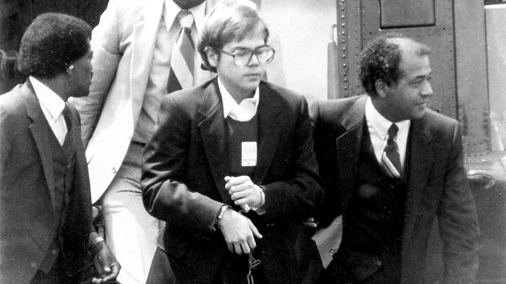 Presidentti Reagania vuonna 1981 ampunut John Hinckley kuvassa keskellä.