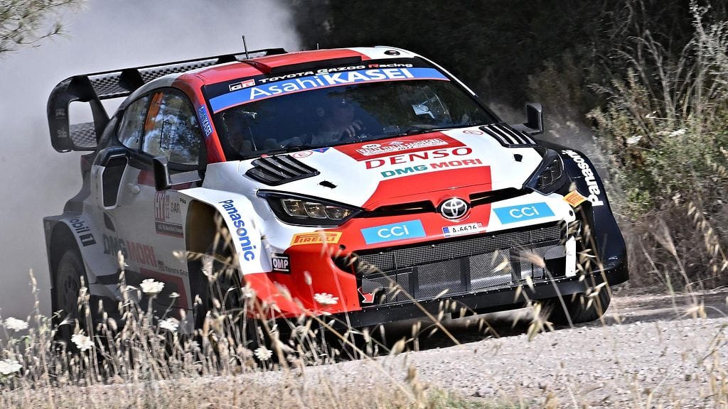 Kalle Rovanperä joutuu epämieluisaan asemaan Sardinian MM-rallin avauspäivänä.