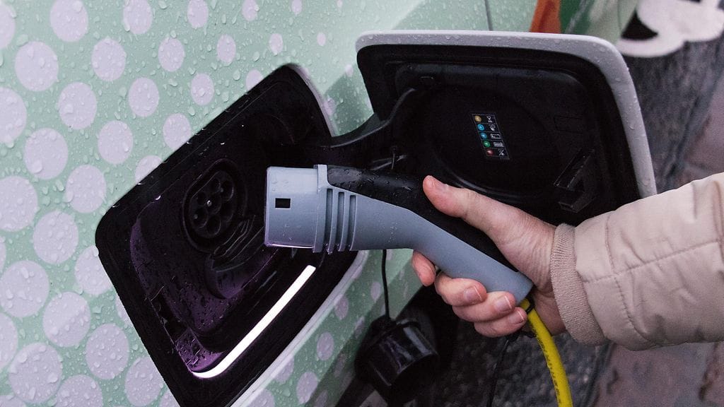 Kaikki eivät siirtyisi ajamaan sähköautoa, vaikka polttoaine maksaisi paljon nykyistä enemmän.