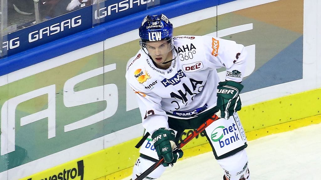 Kaudella 2019–2020 Scott Kosmachuk pelasi DEL-liigaa Augsburger Pantherissa.