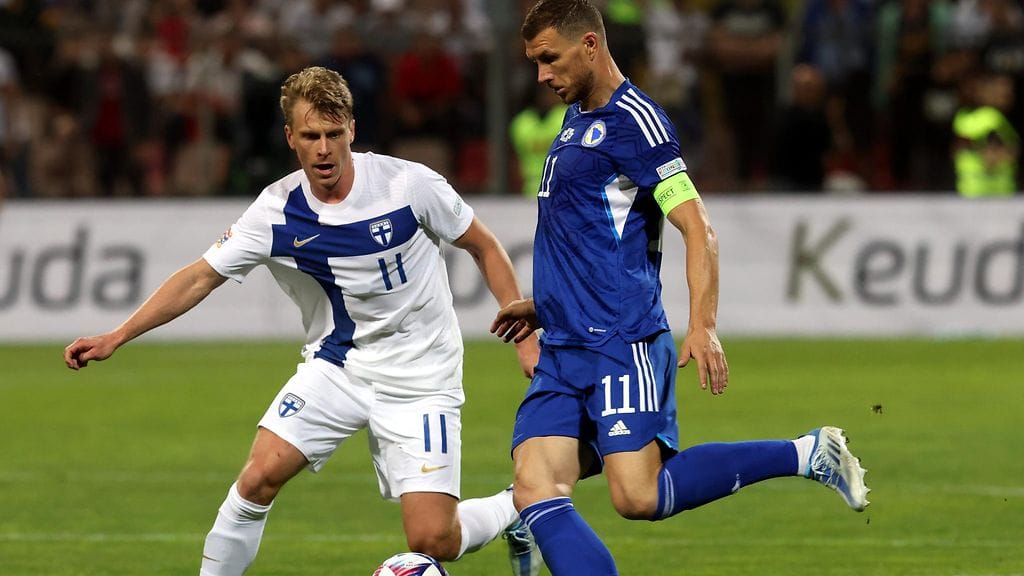 Bosnia ja Hertsegovinan tähti Edin Dzeko oli illan hahmoja. Tässä häntä vastassa on Suomen Rasmus Schüller.