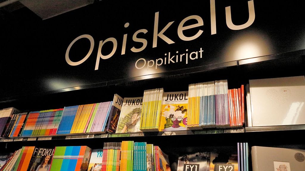Oppikirjoja kirjakaupassa.