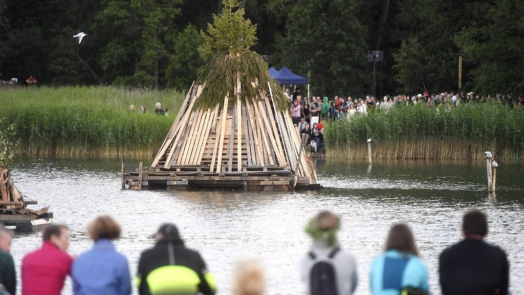 Kokko Seurasaaressa Helsingissä juhannusaattona 2019. Metsäpalovaroituksen vuoksi kokkoja ei voinut Helsingissä juhannusaattona sytyttää.
