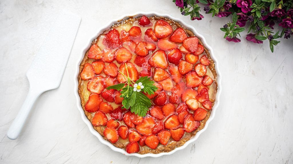 Tämän mansikkapiirakan voit valmistaa pakastealtaan piirakkataikinaan.