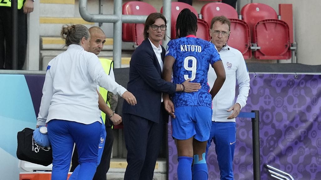 Ranskan tähtihyökkääjä Marie-Antoinette Katoto loukkaantui Belgia-ottelussa.