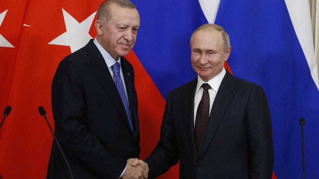Turkin presidentti Recep Tayyip Erdogan ja Venäjän presidentti Vladimir Putin kättelevät valtuuskuntien välisen kokouksen jälkeisen yhteisen lehdistötilaisuuden päätteeksi Kremlin palatsissa Moskovassa Venäjällä 5. maaliskuuta 2020.