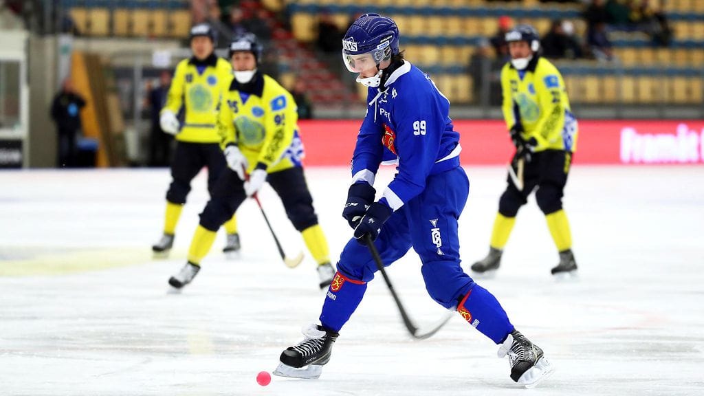 Tuomas Määttä viimeistelemässä Suomen 2–0-maalia jääpallon MM-pronssipelissä Kazakstania vastaan helmikuussa 2019.