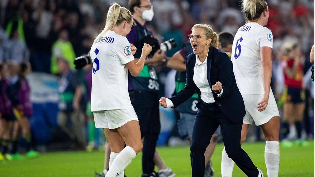 Englannin päävalmentaja Sarina Wiegman haluaa oppia tuntemaan pelaajansa myös jalkapallon ulkopuolella.