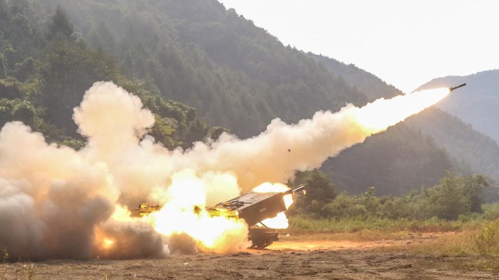 M270 tulittaa harjoituksissa Etelä-Koreassa. Suomessa raketinheitin kulkee nimellä 298 RSRAKH 06.