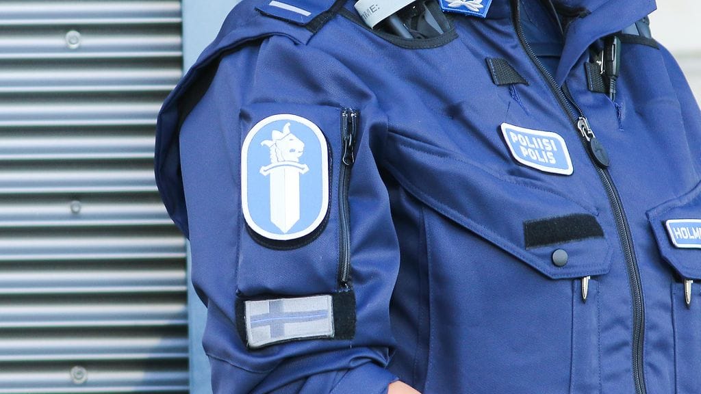 Kuljettaja menehtyi törmätessään kallioon.