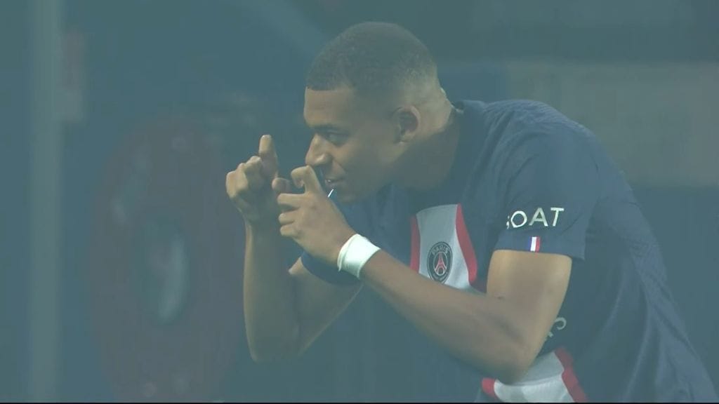 Kylian Mbappe tarjoili yleisölle viihdettä myös maalin jälkeisillä eleillään.