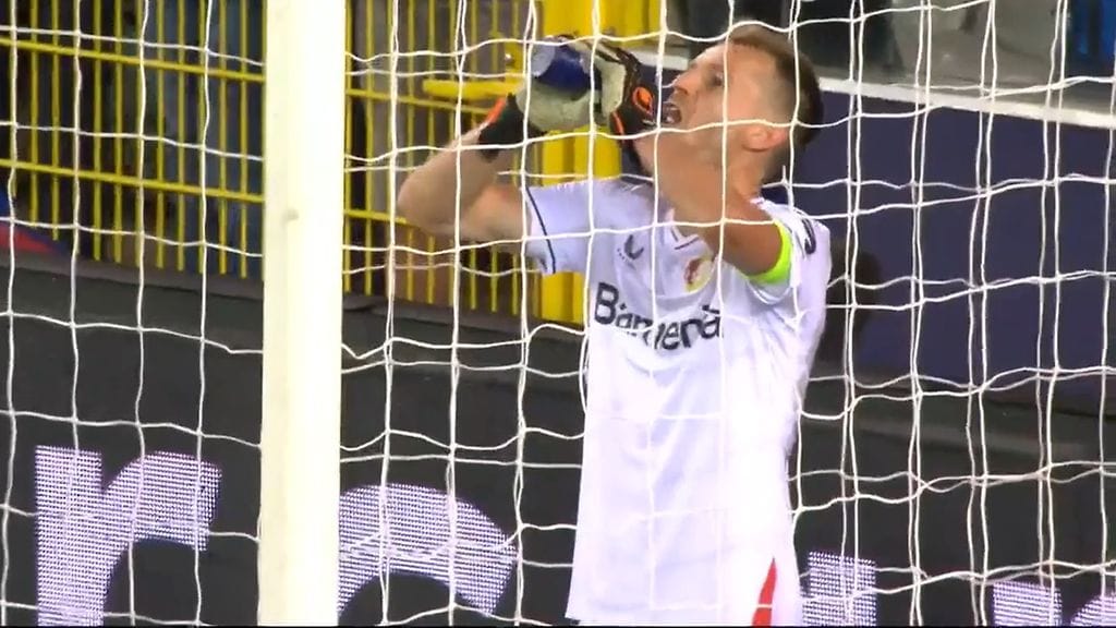 Lukas Hradecky otti tuimana hörppyjä takaiskun jälkeen.