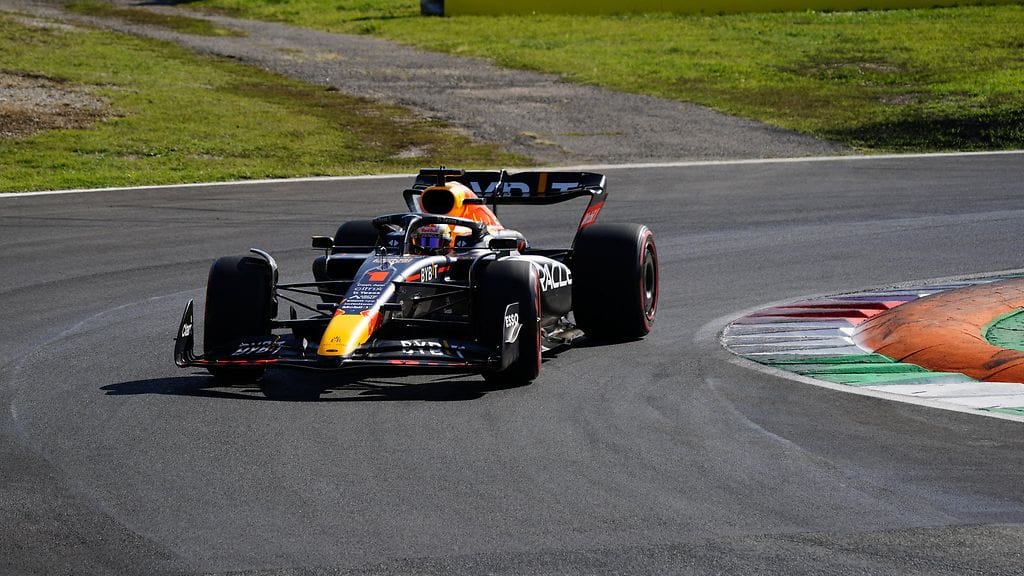 Max Verstappen johtaa Italian GP:tä.