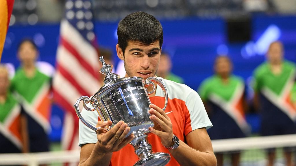 Carlos Alcaraz pokkasi Yhdysvaltain avointen voittopokaalin Suomen aikaa sunnuntain ja maanantain välisenä yönä.