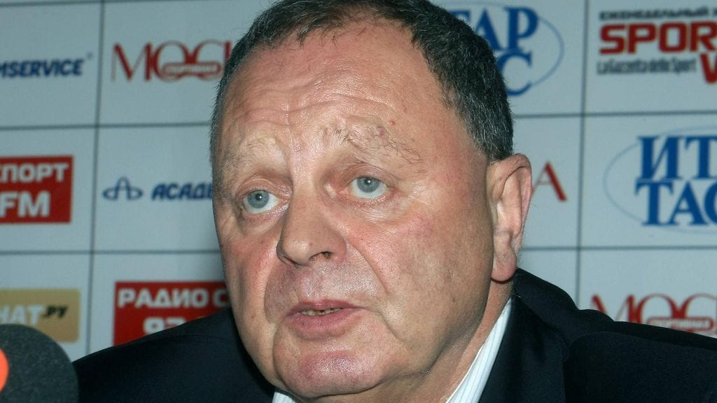 Venäläinen Boris Skrynnik on toiminut pitkään Kansainvälisen jääpalloliiton puheenjohtajana.