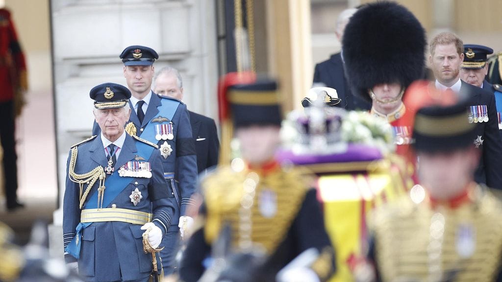 Kuningas Charles, prinssi William ja prinssi Harry seurasivat kuningatar Elisabetin arkkua varsin vakavina.