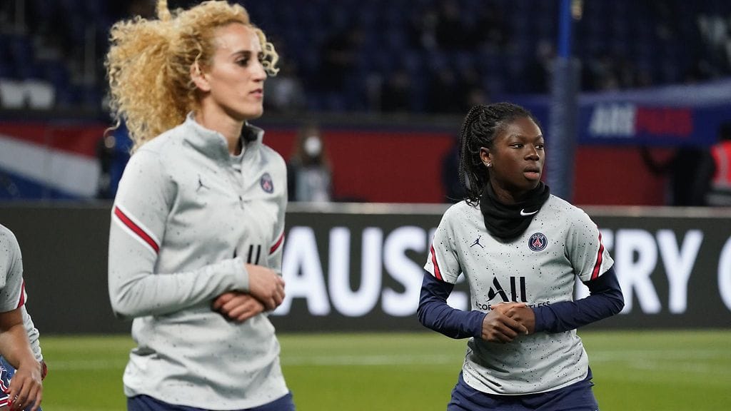 PSG:n entinen pelaaja Aminata Diallo (oik.) on otettu kiinni. Taustalla on joukkuetoveri Kheira Hamraouin pahoinpitely.
