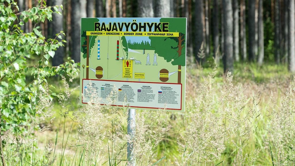 Rajamenettely tarkoittaa nopeutettua turvapaikkamenettelyä, jossa tietyt, esimerkiksi perusteettomiksi arvioidut turvapaikkahakemukset tutkitaan nopeasti hakijoiden ollessa ulkorajalla tai sen läheisyydessä.