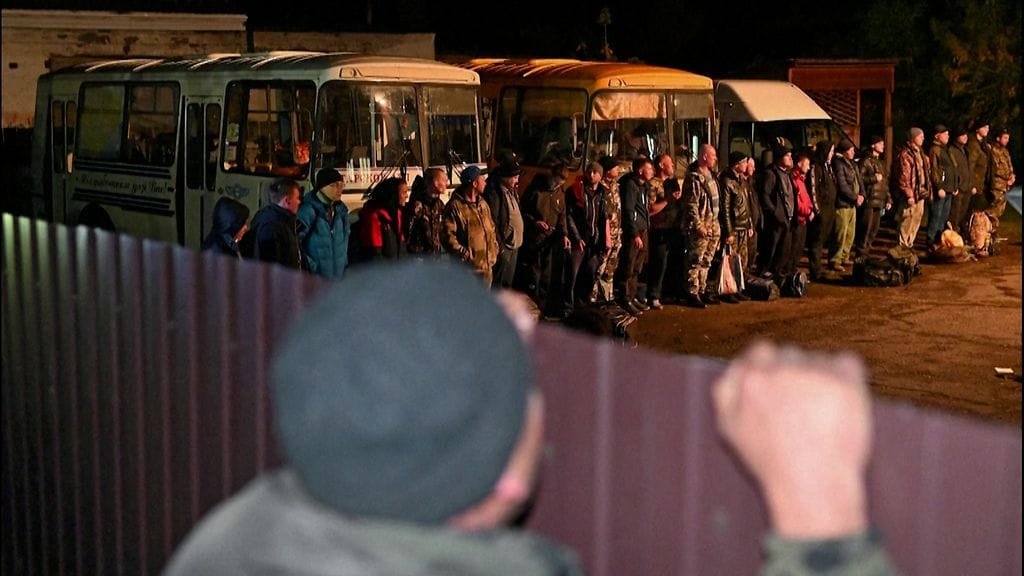 Taran kaupungissa Siperiassa omaiset hyvästelivät palvelukseen lähteviä miehiä 26.9.2022