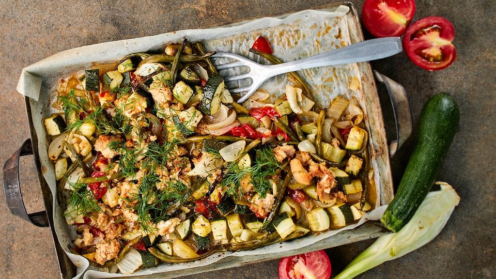 Salaatinkin voi valmistaa uunipellillä! Testaa lämmin hävikkisalaatti.