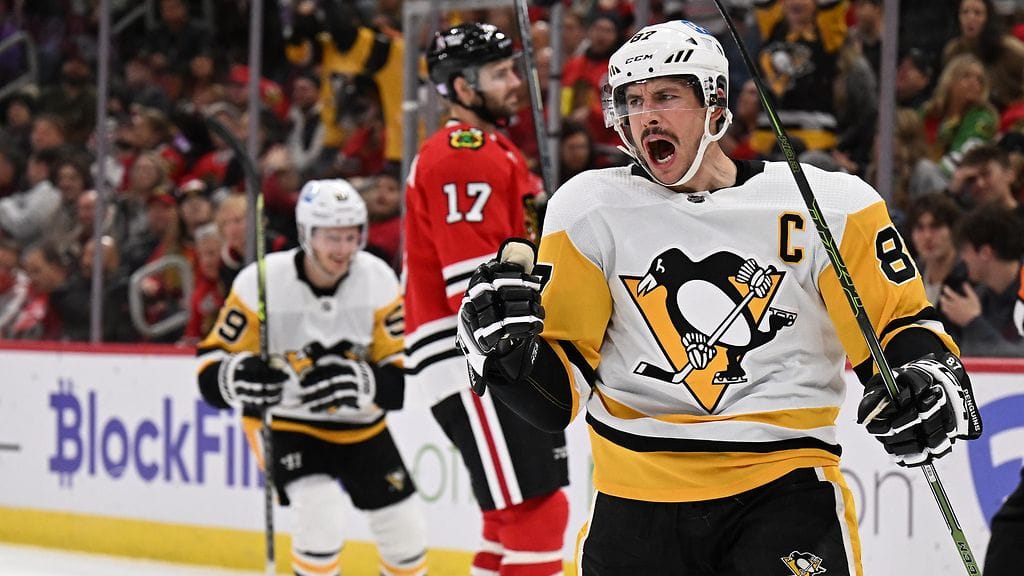 Pittsburgh Penguinsin Sidney Crosby takoi neljä tehopistettä Chicago Blackhawksia vastaan.