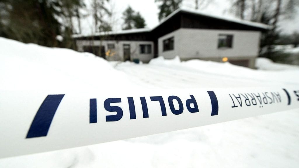 Poliisin nauhaa omakotitalon ympärillä Kirkkonummella tiistaina 20. joulukuuta 2022. Poliisi tutkii neljän ihmisen kuolemaa Kirkkonummella.