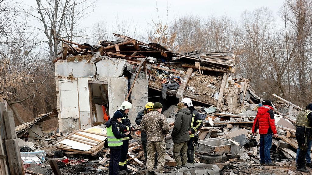 Pelastajat tutkivat raunioita Venäjän ilmaiskujen jälkeen Bortnichin kaupunginosassa Kiovassa 29. joulukuuta 2022.