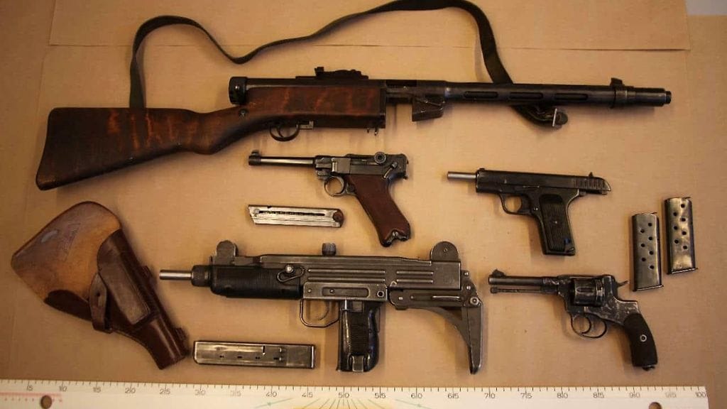 Poliisi löysi Atte Juhani Poikosen kotoa myös useita laittomasti hänellä olleita sarjatuliaseita, käsiaseita sekä ampuma-aseiden lippaita. Kahden konepistoolin osalta oikeus katsoi, että kyseessä olivat erityisen vaaralliset ampuma-aseet.