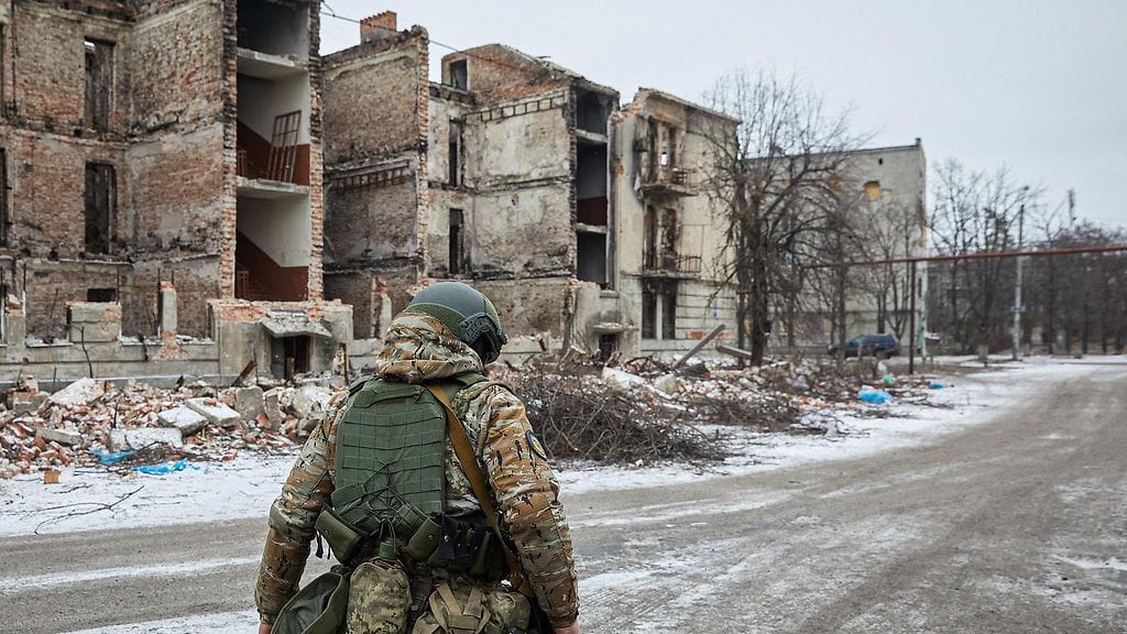 Ukrainalainen sotilas Soledarissa tammikuussa. Venäjä valtasi kaupungin vuoden alussa.