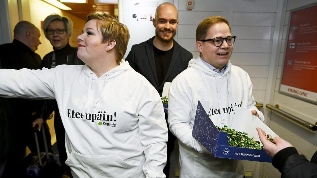 LK 28.1.2023 Keskustan puheenjohtaja, valtiovarainministeri Annika Saarikko (edessä vas.), Eemeli Vallilla (kesk.) ja kansanedustaja Markus Lohi tervehtivät laivaan saapuvaa puolueväkeä ennen keskustan vaaliristeilyä Helsingissä.