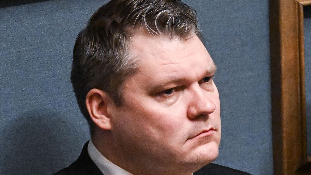 Keskustan kansanedustaja, eduskunnan puolustusvaliokunnan varapuheenjohtaja Mikko Savola.