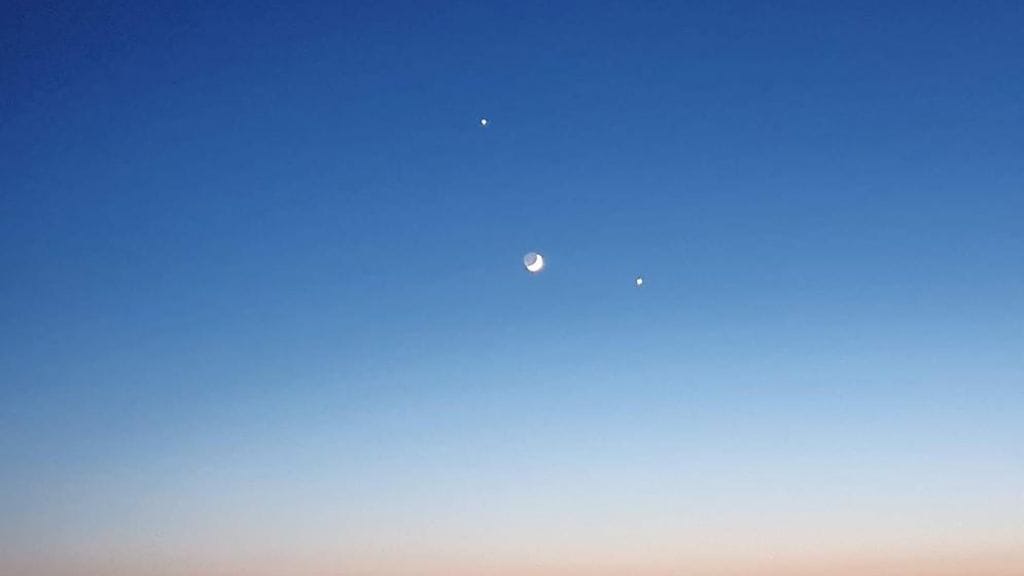 MTV Uutisten lukija kuvasi Kuun, Venuksen ja Jupiterin Haukivuorella kyyveden jäällä.