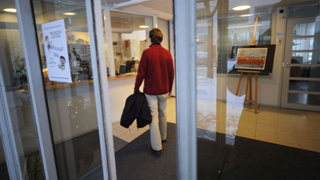 Ylisosiaalineuvoksen mielestä moniongelmaisten ihmisten on vaikea löytää Suomessa oikeaa luukkua asioidensa hoitamiseen. Kuvituskuva.