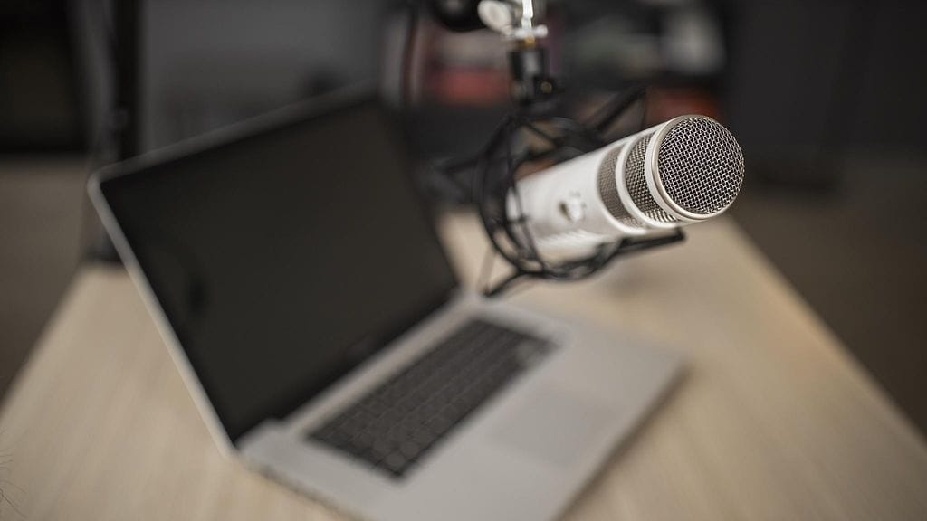Aleksi Korpijaakko juontaa SuomiRäp-radion aamua.