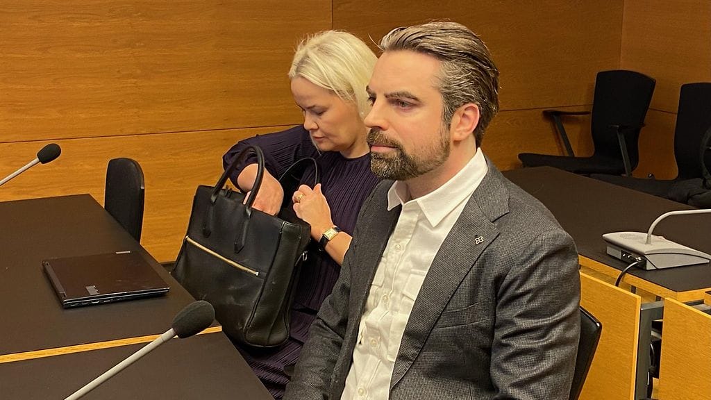 Vastaamon entinen toimitusjohtaja Ville Tapio saapui oikeuteen avustajansa, asianajaja Liina Kokon kanssa.