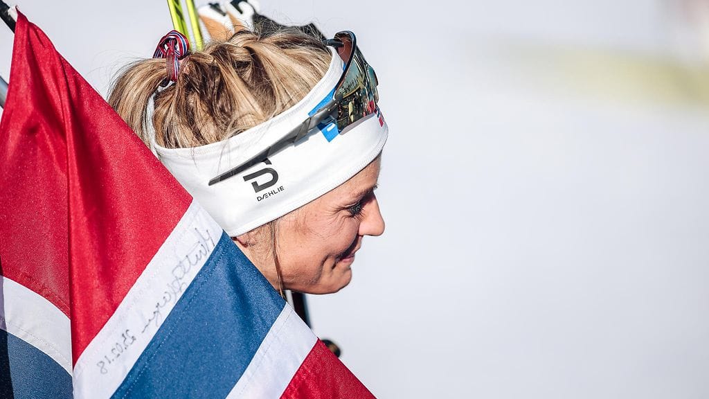 Therese Johaug toimi Planicassa NRK:n asiantuntijana.