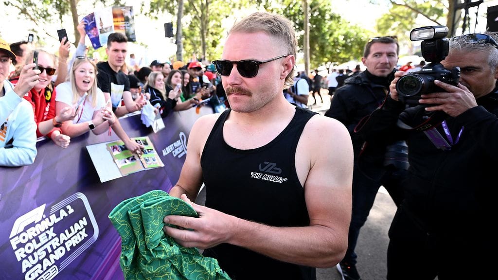 Valtteri Bottaksen rento pukeutumistyyli on herättänyt huomiota F1-varikolla.