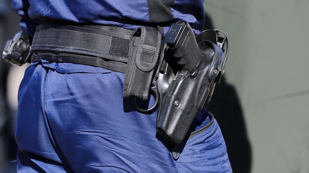 Merkitsemättömän poliisiauton oven avannutta miestä aseella osoittaneen poliisin tekoa tutkitaan.