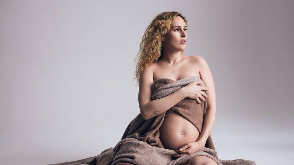 Rumer Willis esitteli vauvavatsaansa vuonna 2023. Demi Mooresta otettiin samanlaiset kuvat vuonna 1991 Vanity Fair -lehteen