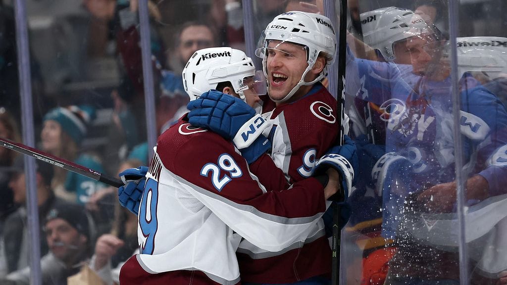 Mikko Rantanen (oik.) sai onnittelut Nathan MacKinnonilta tehtyään kauden 50. maalinsa.