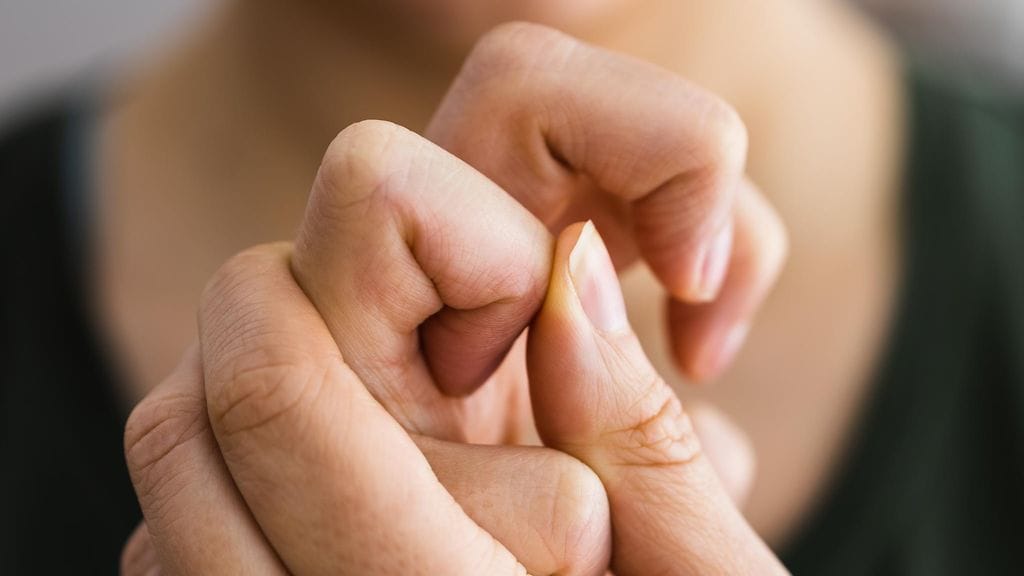 Moni naksuttelee niveliään. Niitä, jotka eivät naksuttele, ääni voi ärsyttää.