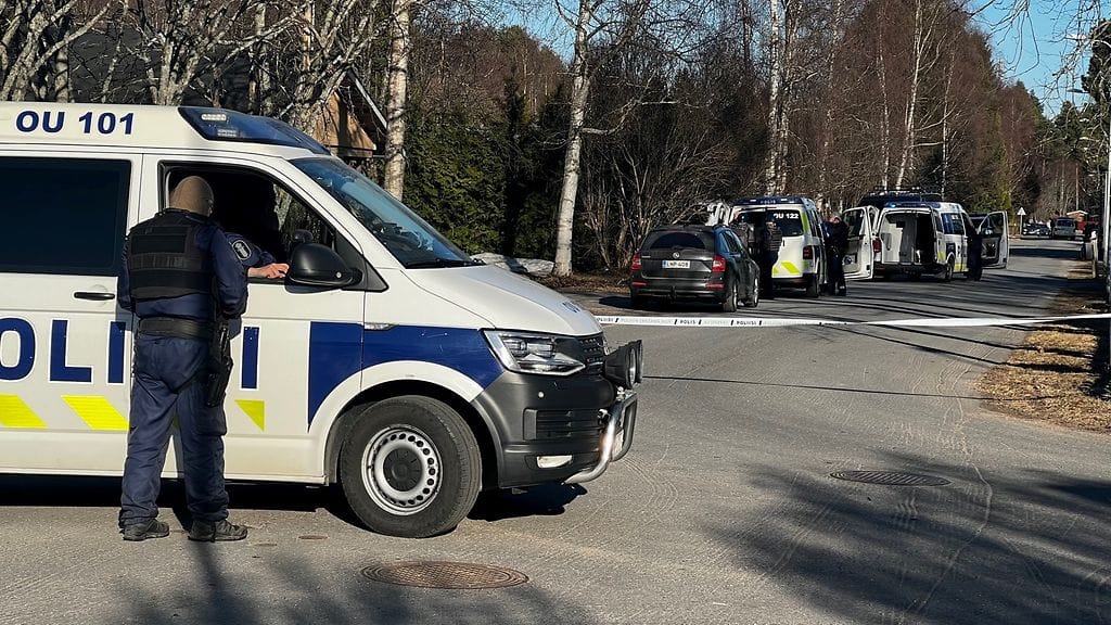 Poliisi sai lauantaina kello 17:n aikoihin useita ilmoituksia, joiden mukaan Oulun Välivainiolla oli ammuttu laukauksia ja ulkoa oli löytynyt loukkaantunut mies.