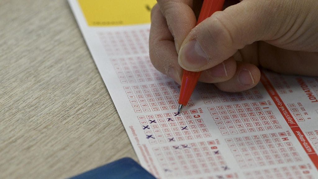 Kuponkipeleissä voi tunnistautua Veikkaus-kortilla, ajo-, henkilö- ja Kela-kortilla sekä Veikkauksen sovelluksesta löytyvällä mobiilikortilla.