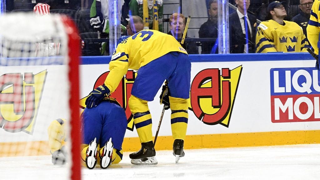 Rasmus Sandin loukkaantui USA-ottelussa.